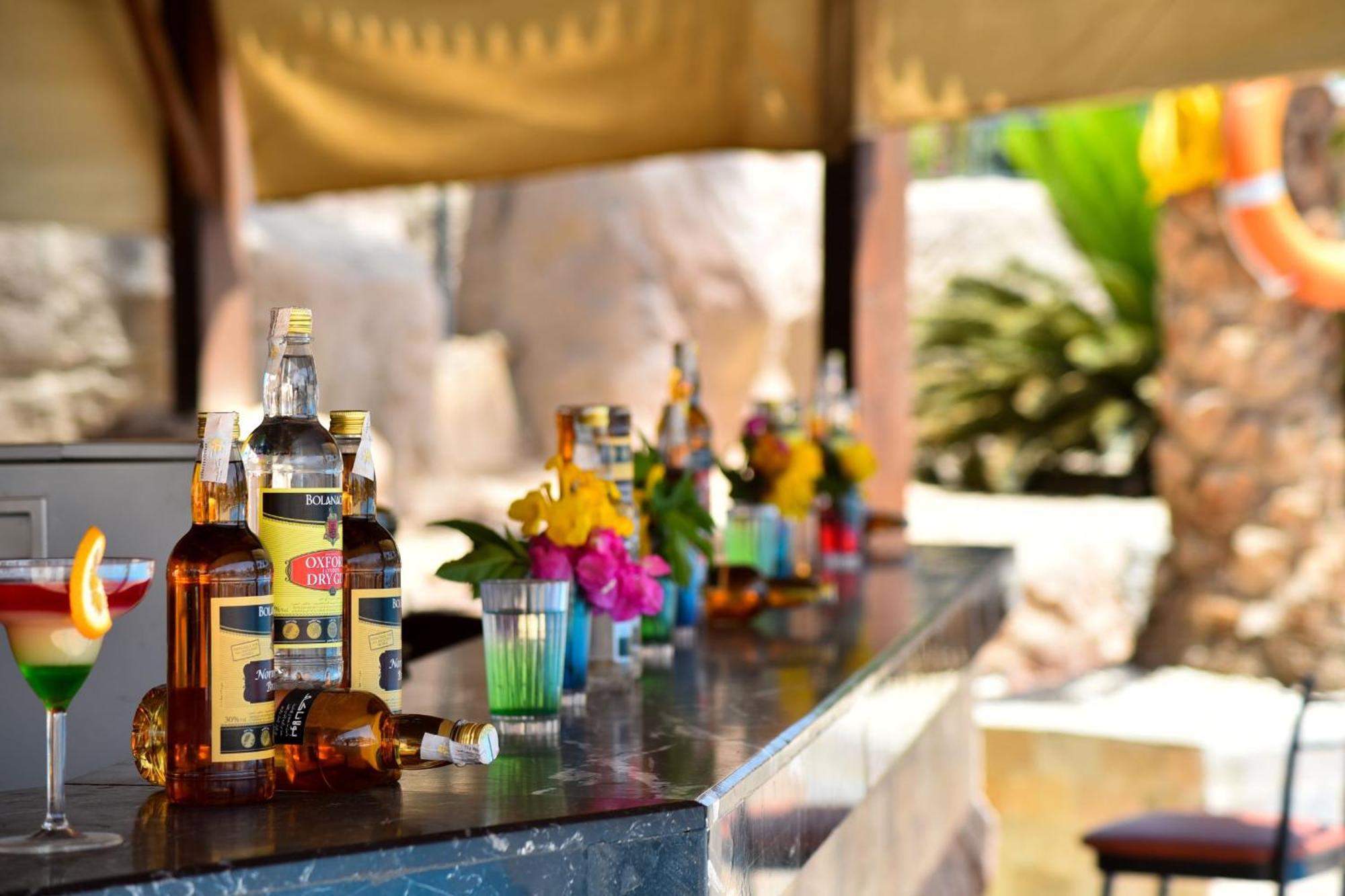 Sultan Gardens Resort Sharm El Sheikh Εξωτερικό φωτογραφία A bar at a resort