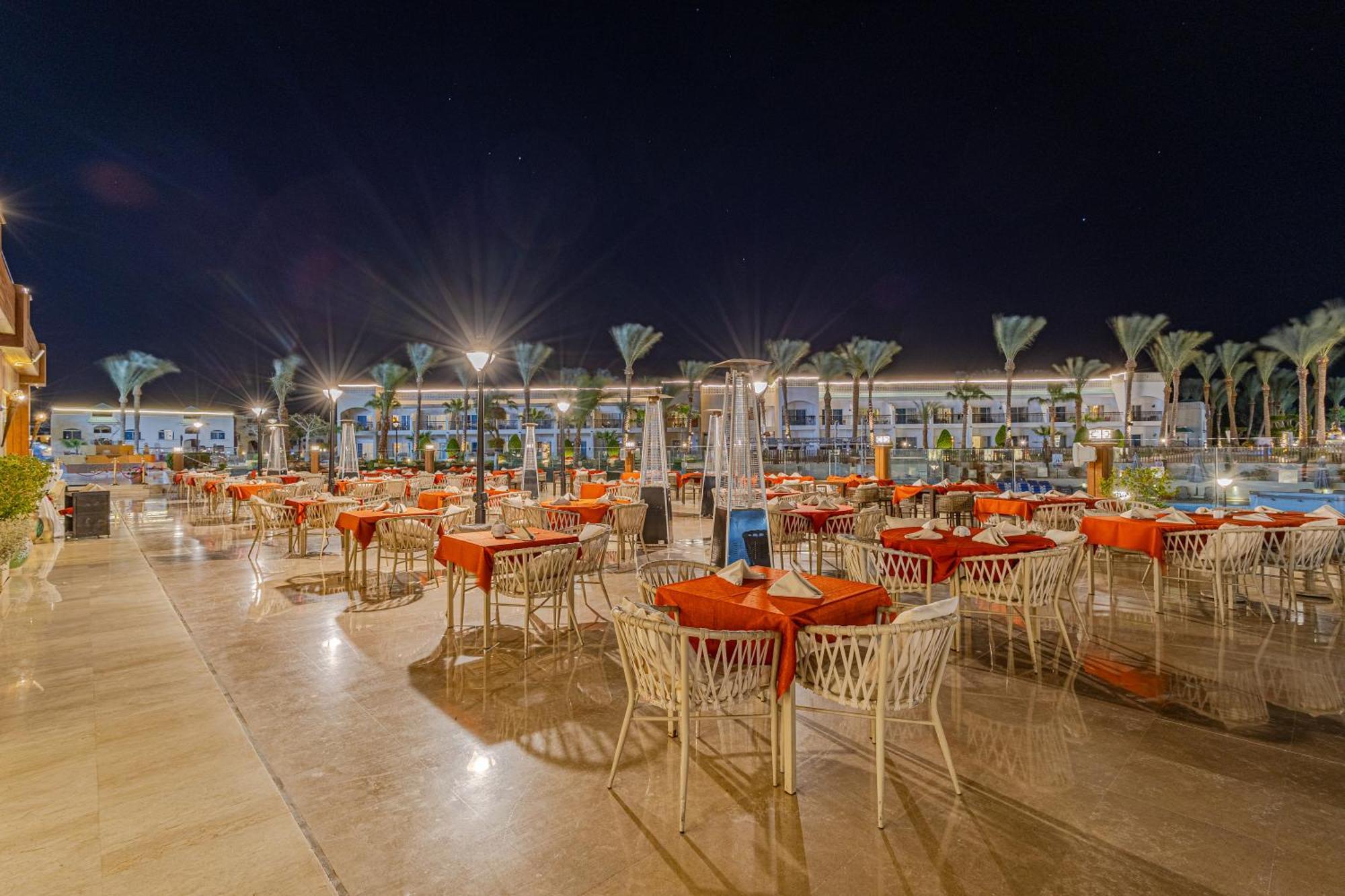 Sultan Gardens Resort Sharm El Sheikh Εξωτερικό φωτογραφία The resort at night